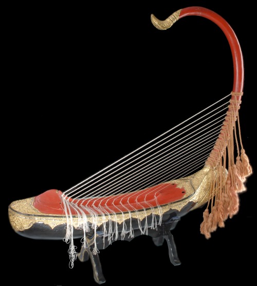 ビルマの竪琴 (サウン・ガウ) - 弦楽器